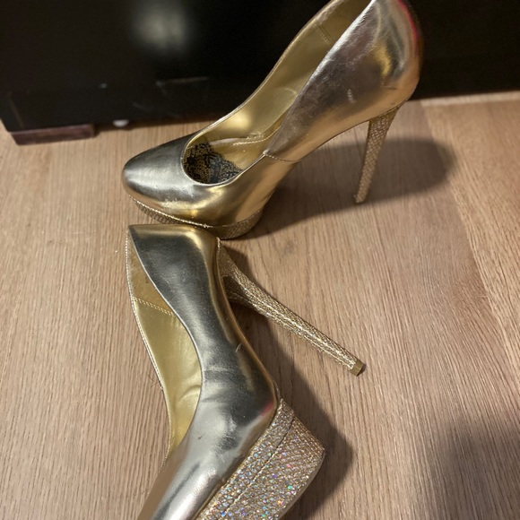 Gorgeous gold sparkly heel pumps! - Picture 4 of 5